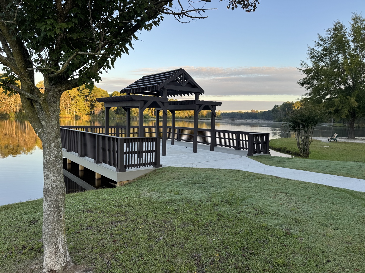 Lakeside pavilion and pier in Aberdeen