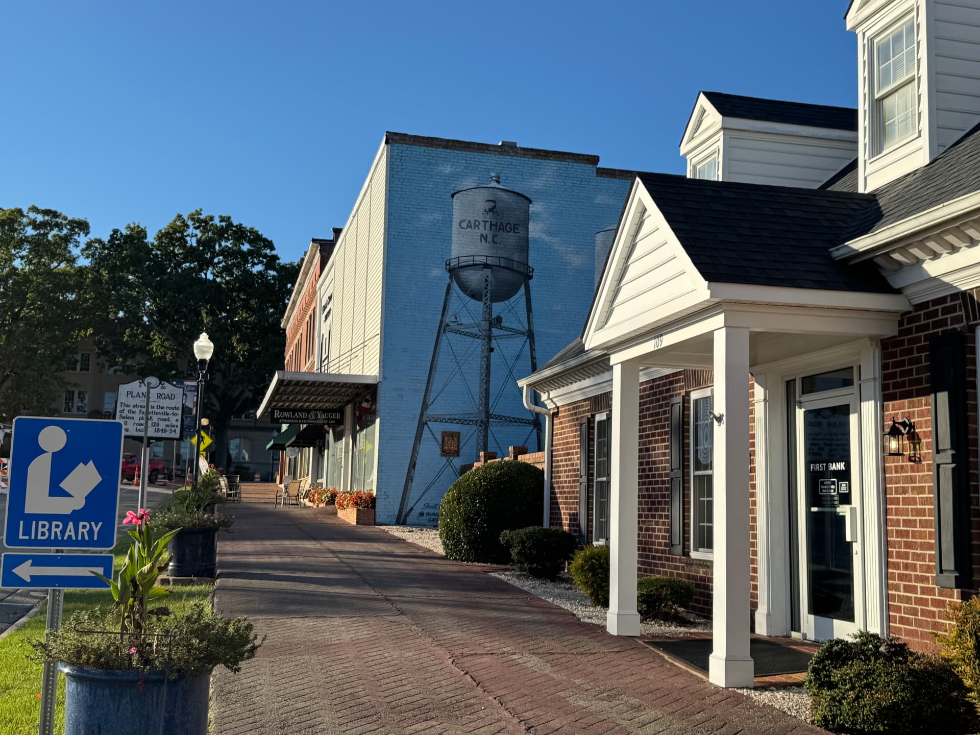 Downtown Carthage streetscape beside the water tower mural